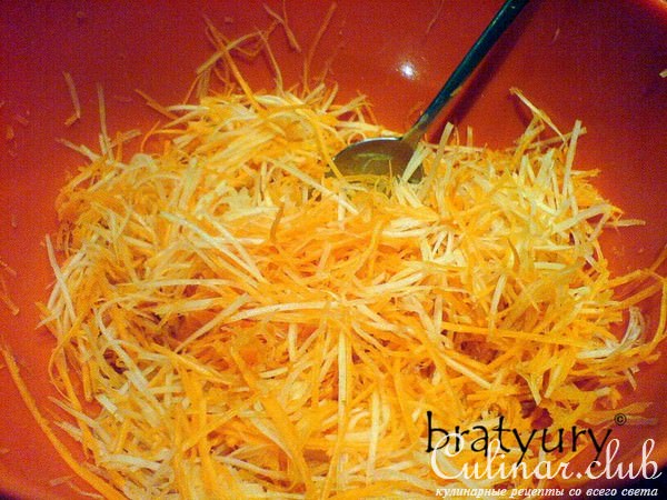 Сытный салат из моркови, кольраби и репчатого лука