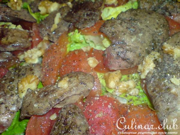 Салат с томатами и куриной печенью