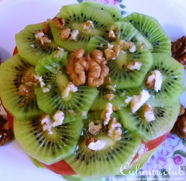 Салат с авокадо,киви,томатом и грецкими орехами