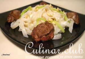 Теплый салат из рисовой лапши с куриной печенкой