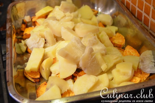 Теплый картофельный салат с бататом и зеленым луком