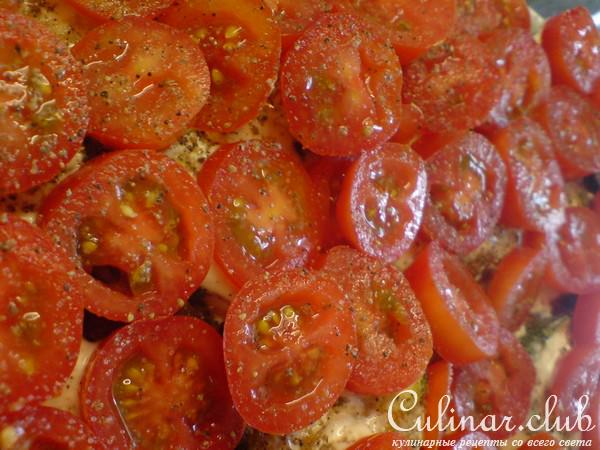 Слоёный салат из цельнозернового хлеба,жареного цуккини и помидорок