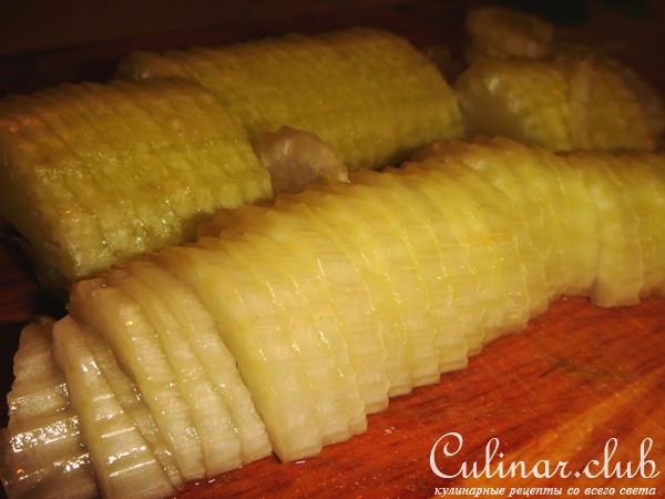 Салат с куриными грудками и дипом из авокадо