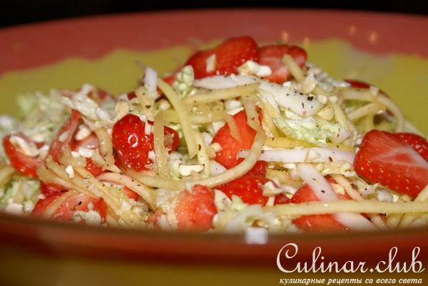 Лёгкий салат с клубникой, манго и китайской капустой