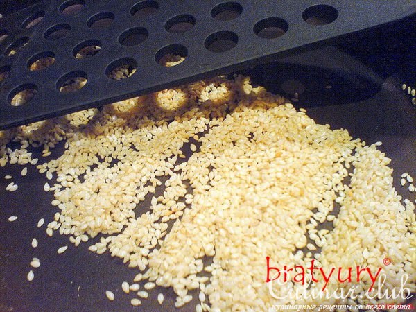 Салат, шпинат и шампиньоны с жареным кунжутом