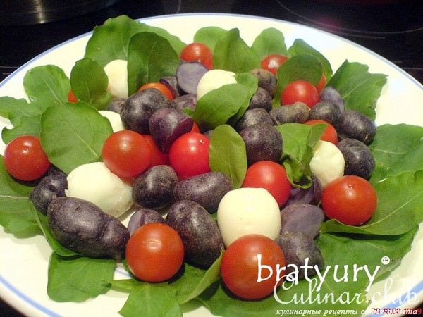 Салат из фиолетового картофеля с рукколой