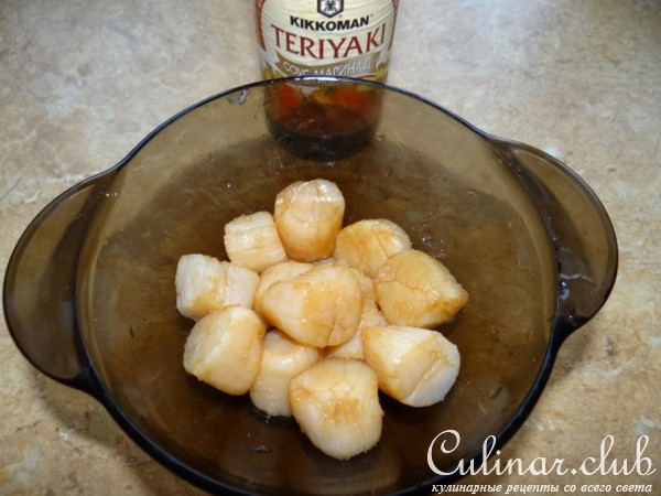 Яркий салат с морскими гребешками и сулугуни