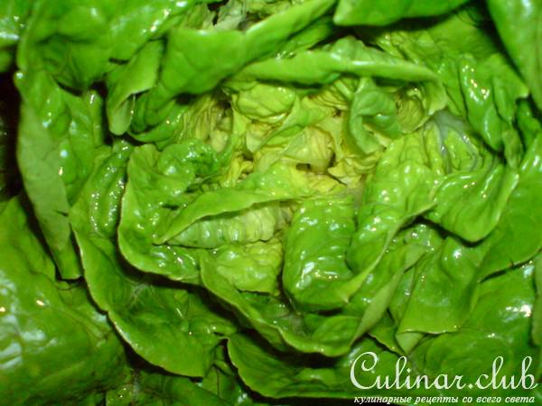 Салат зелёный с варёными яйцами и соусом из тунца