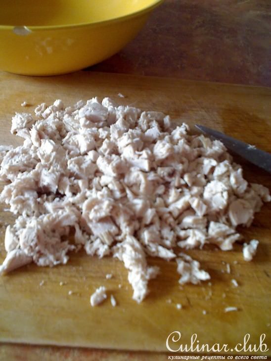 Салат из курицы с яблоком и курагой