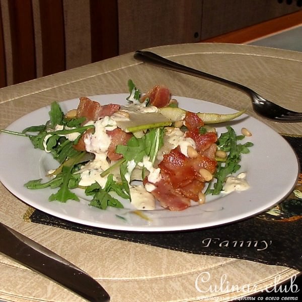 Салат с грушами и хрустящим беконом