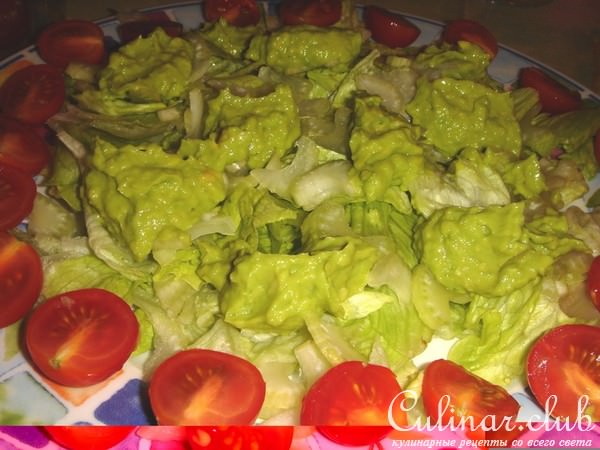 Салат с куриными грудками и дипом из авокадо