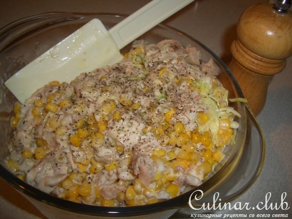 Куриный салат с кукурузой и белокочанной капустой