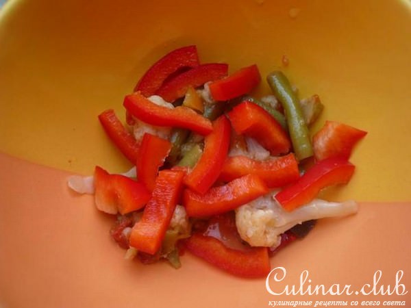 Салат с курицей, овощами и макаронами =))