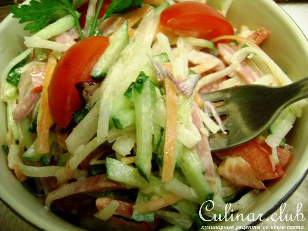 Салат из овощей с ветчиной и сметанной заправкой «И было вкусно».