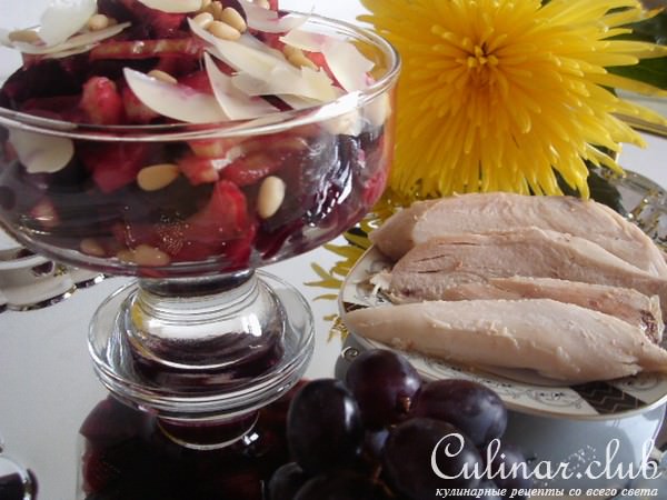 Салат из маринованной свеклы с сельдереем и фруктами .