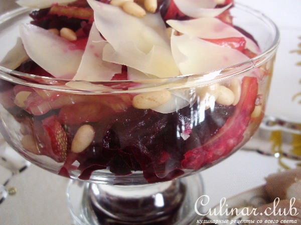 Салат из маринованной свеклы с сельдереем и фруктами .