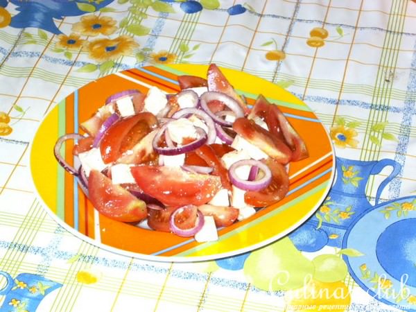 красный салат с сыром фета.