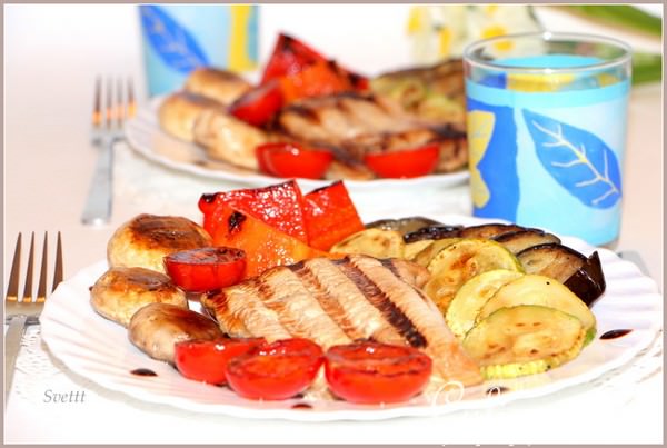 Теплый салат с грудкой индейки и грилованными овощами