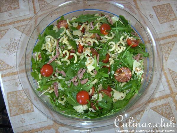Салат макароны с руколой. Nudelsalat