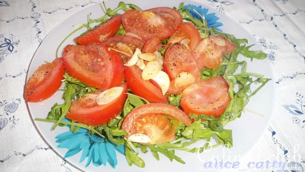 Теплый салат из руколы с помидорами