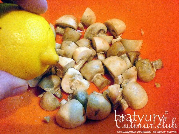 Салат, шпинат и шампиньоны с жареным кунжутом