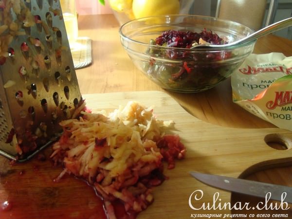 Салат из морской капусты со свёклой.