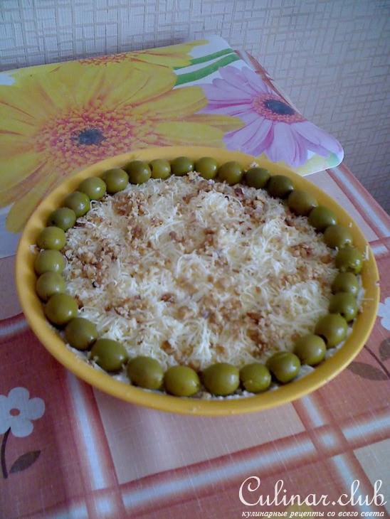 Салат из курицы с яблоком и курагой