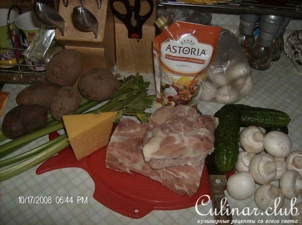 Салат с курицей, шампиньонами и т. д.