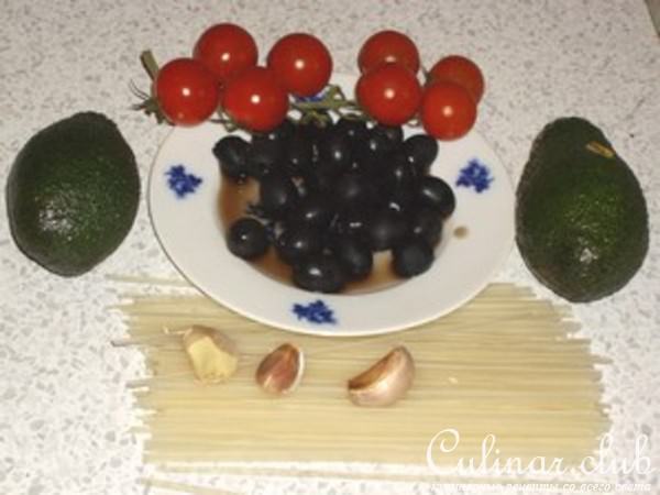 Салат из рисовой лапши с авокадо