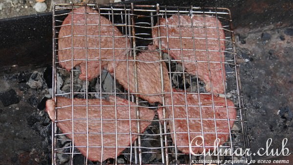 Теплый гриль-салат с говядиной и овощами