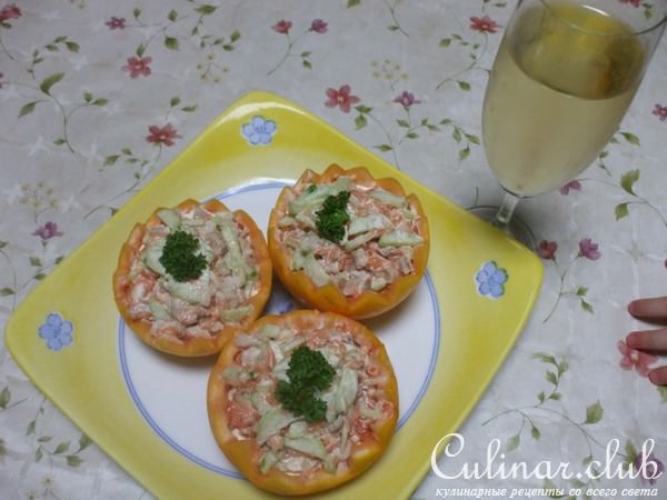 Салат с куриным филе и огурцами в апельсине