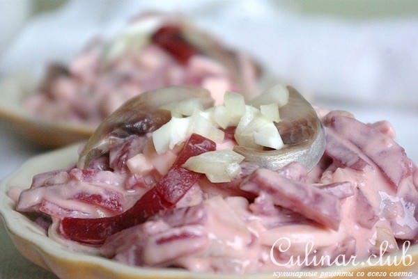 Нежный салат из селедки и свеклы с йогуртом