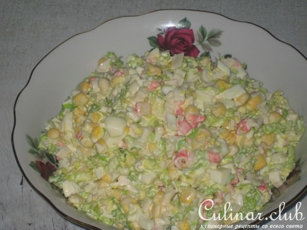Салат с крабовыми палочками и кочанным салатом.