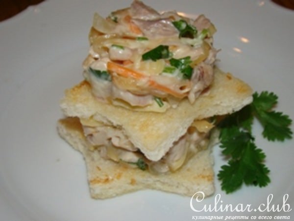 Куриный салат с крутонами