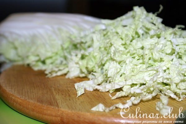 Лёгкий салат с клубникой, манго и китайской капустой