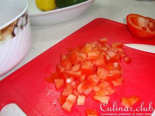 Салат из куриной грудки с авокадо.