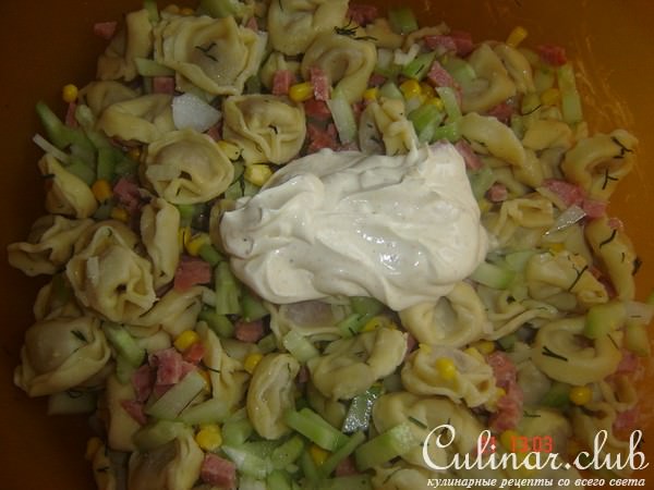 Салат из тортеллини с огурчиками, кабаноси и кукурозой