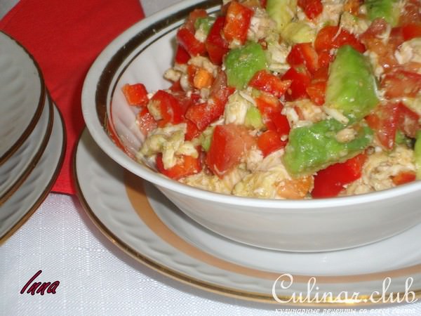 Салат из куриной грудки с авокадо.