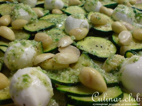 Салат из цуккини,сыра и миндаля под мятным соусом