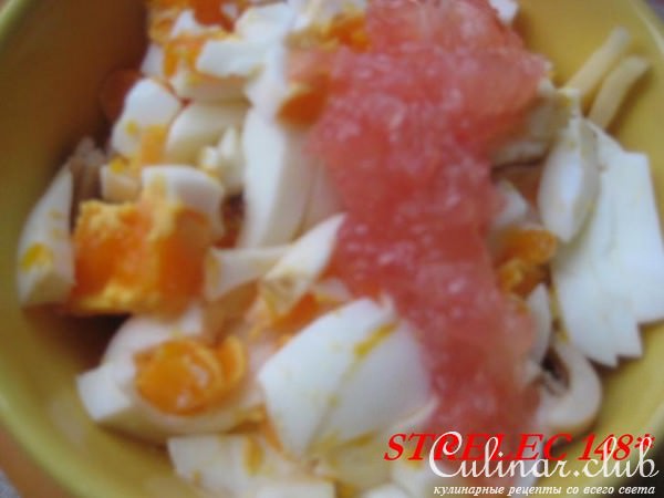 Кальмары с жареным яйцом и грейпфруктом