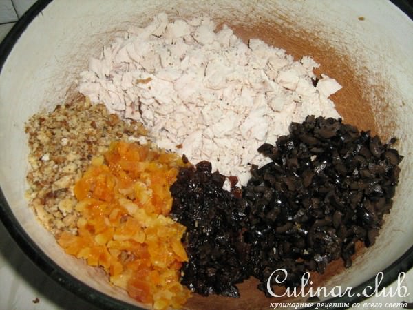 Салат из куриной грудки с черносливом и маслинами