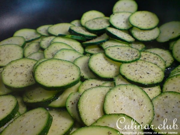 Салат из цуккини,сыра и миндаля под мятным соусом