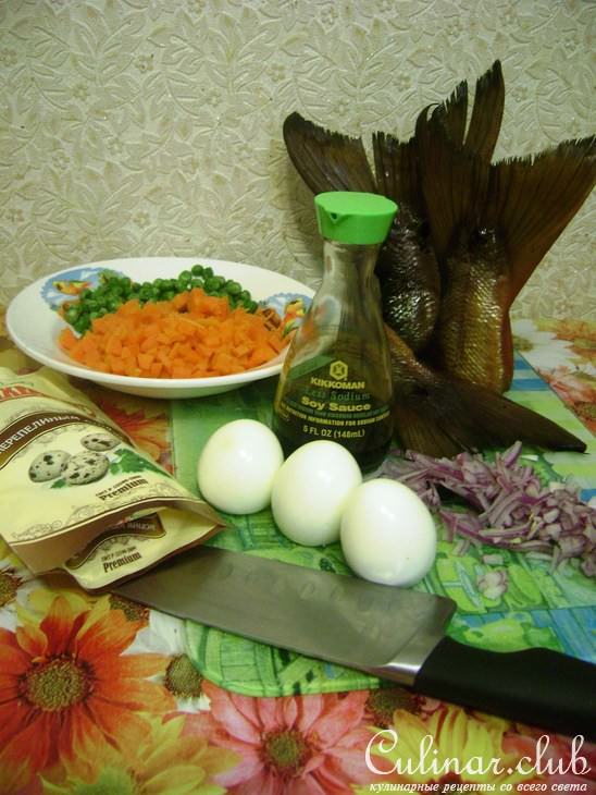 Салат с рыбой горячего копчения и овощами.