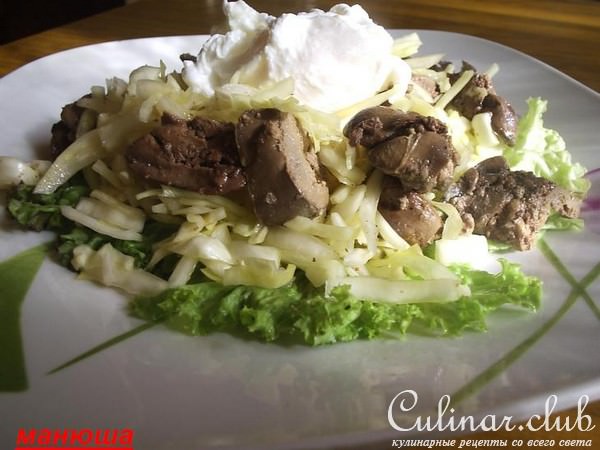 Салат с куриной печенью и яйцом-пашот