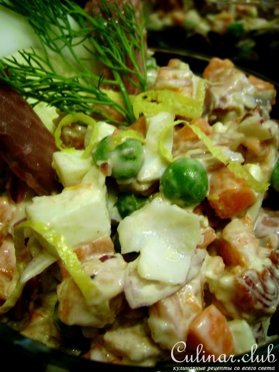 Салат с рыбой горячего копчения и овощами.