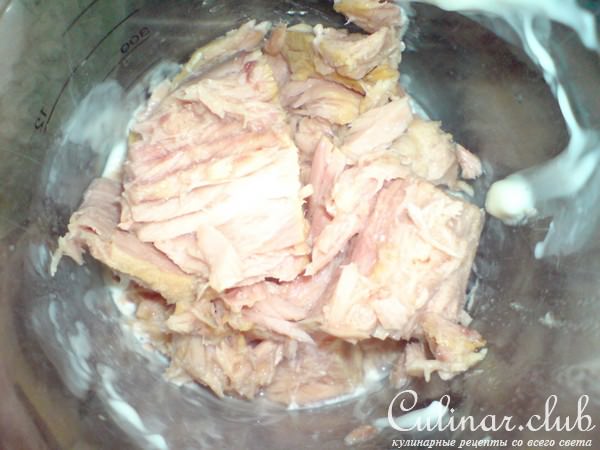 Салат зелёный с варёными яйцами и соусом из тунца