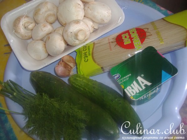 Салат c грибами и рисовой лапшой