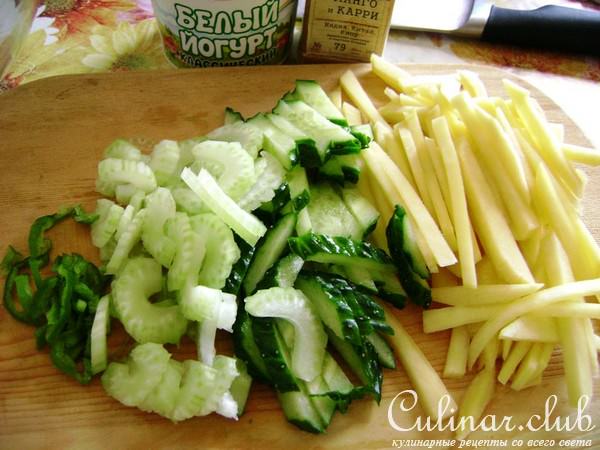 Салат с манго , курицей и йогуртовой заправкой.