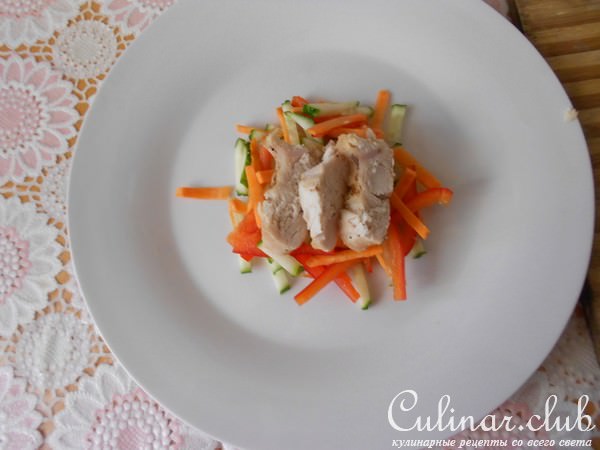 Салат с курицей на подушке из овощей