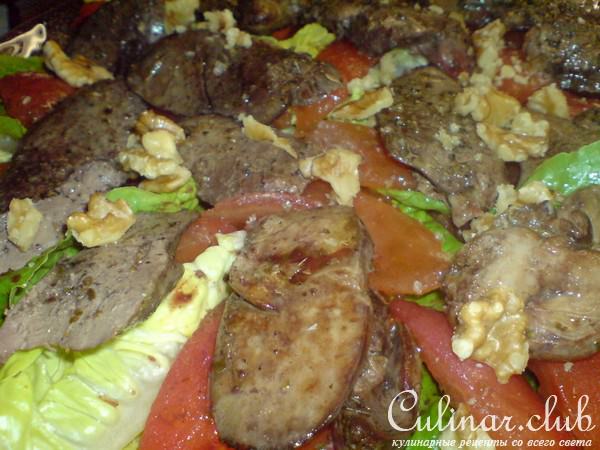 Салат с томатами и куриной печенью